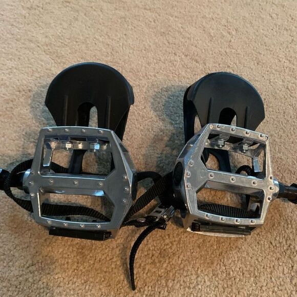 JG Toe Clip Bicycle Pedals With Straps - Picture 3 of 7